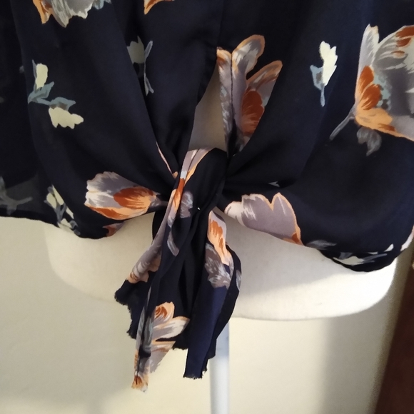 Size S Sienna Sky navy floral short sleeve top - Picture 3 of 6